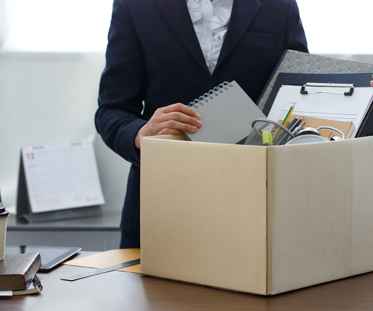 Employee-packing-belongings-due-to-downsizing