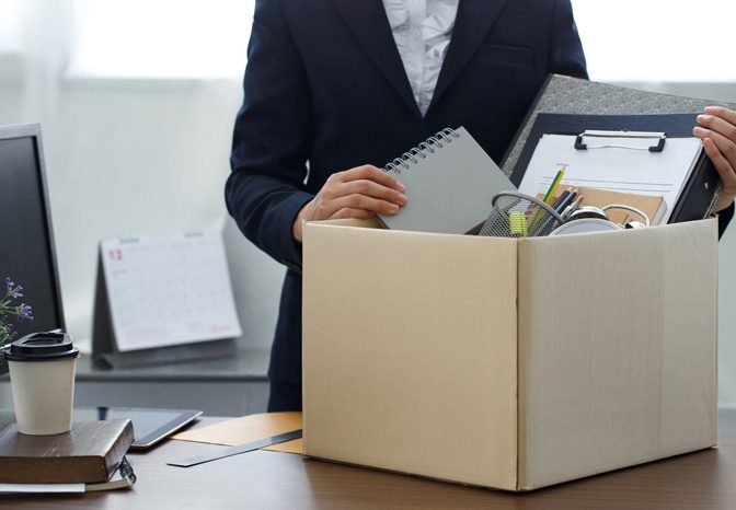 Employee-packing-belongings-due-to-downsizing