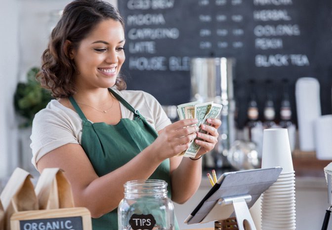 Female-barista-counting-tips-for-tip-sharing-distribution Female-barista-counting-tips-for-tip-sharing-distribution