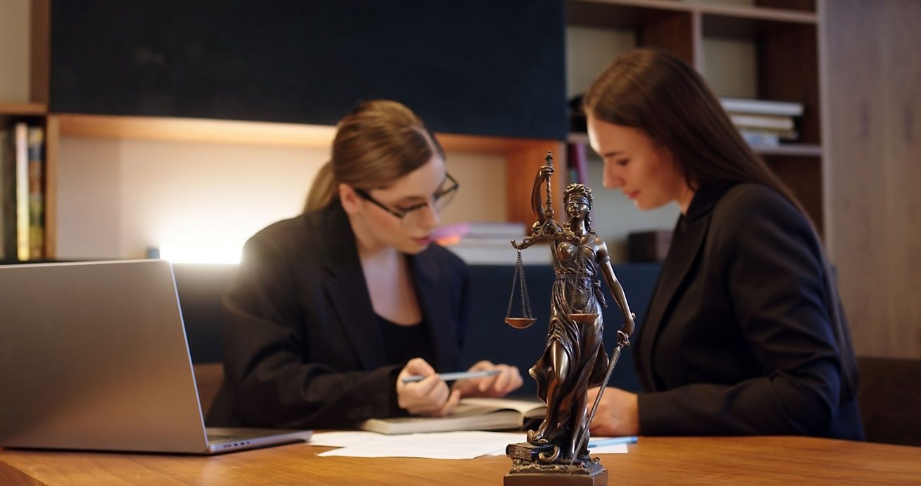 Female-lawyer-speaking-with-client-during-office-consultation